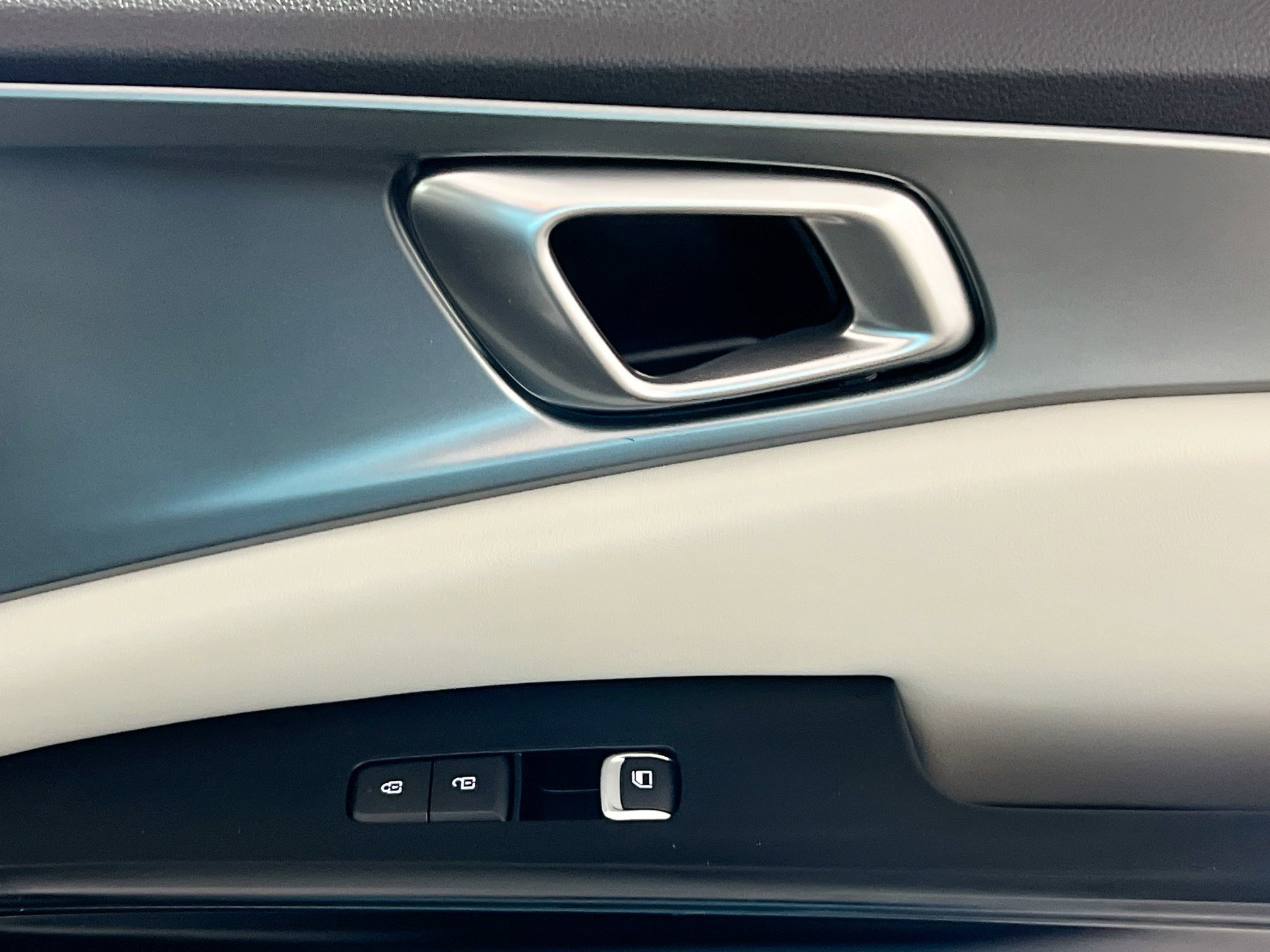 Used 2023 Kia Carnival LX image 32