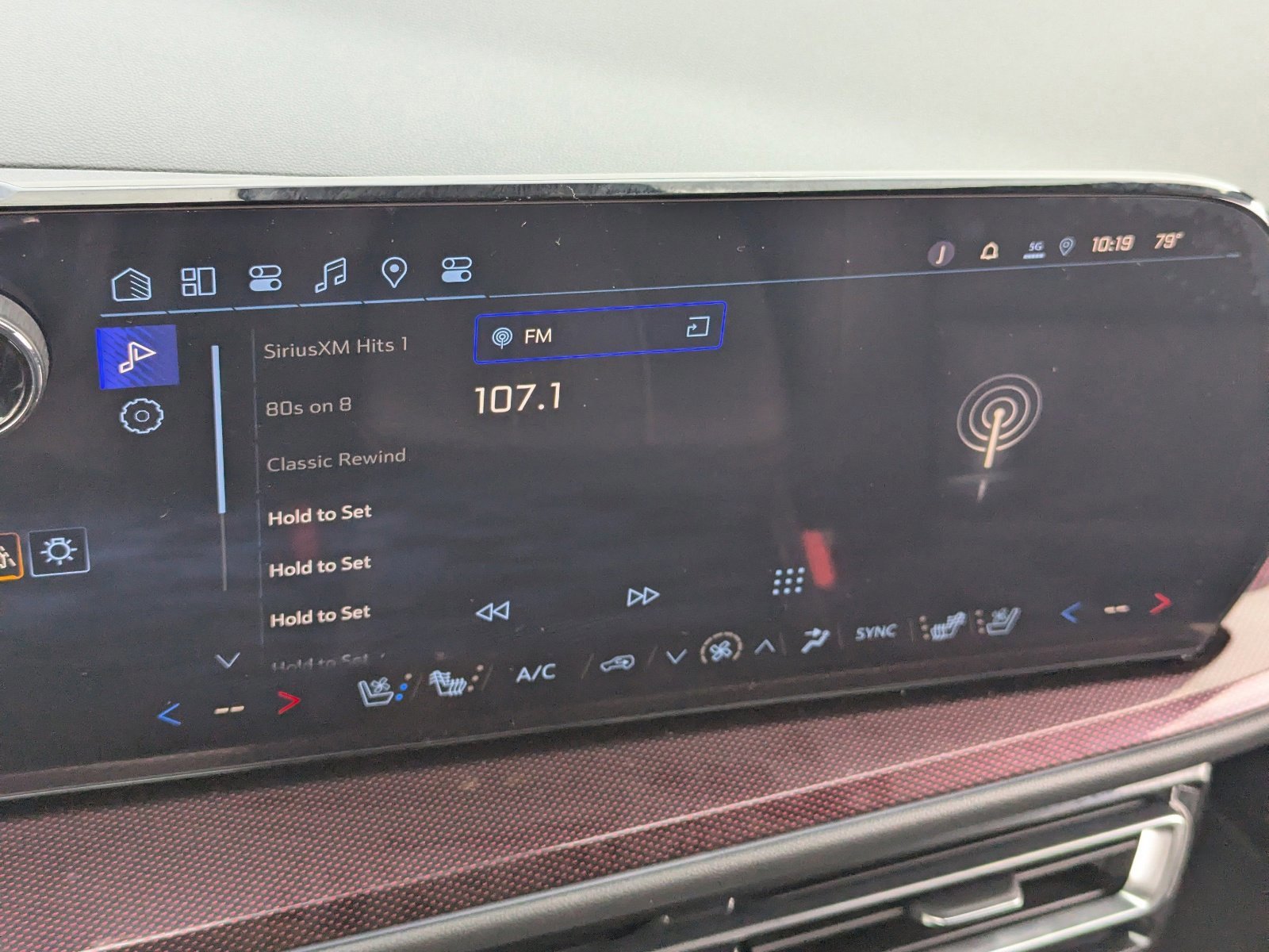 Used 2025 Chevrolet Traverse RS image 27