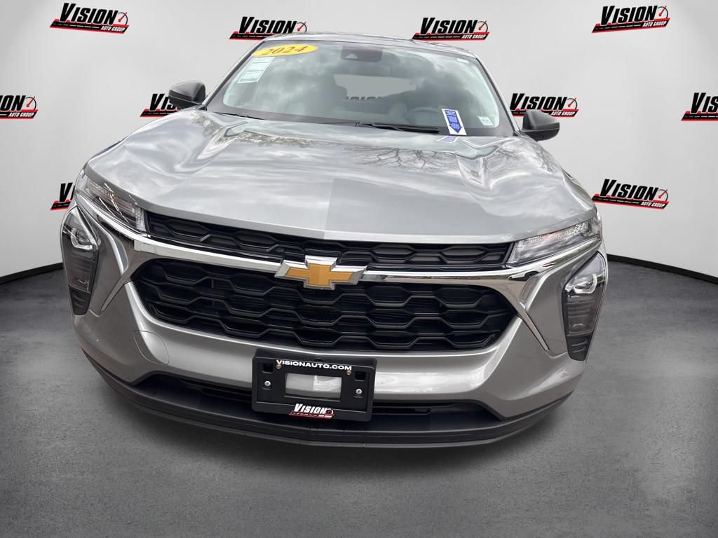Used 2024 Chevrolet Trax LS FWD image 2