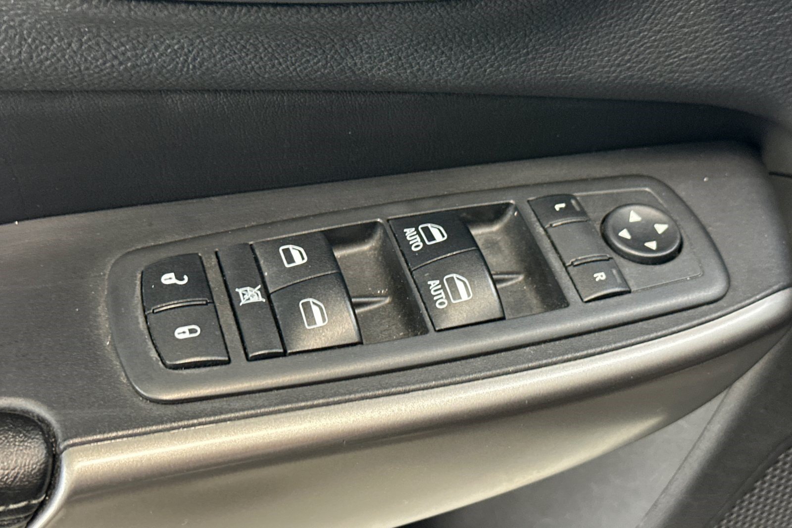 Used 2019 Jeep Cherokee Limited FWD image 14