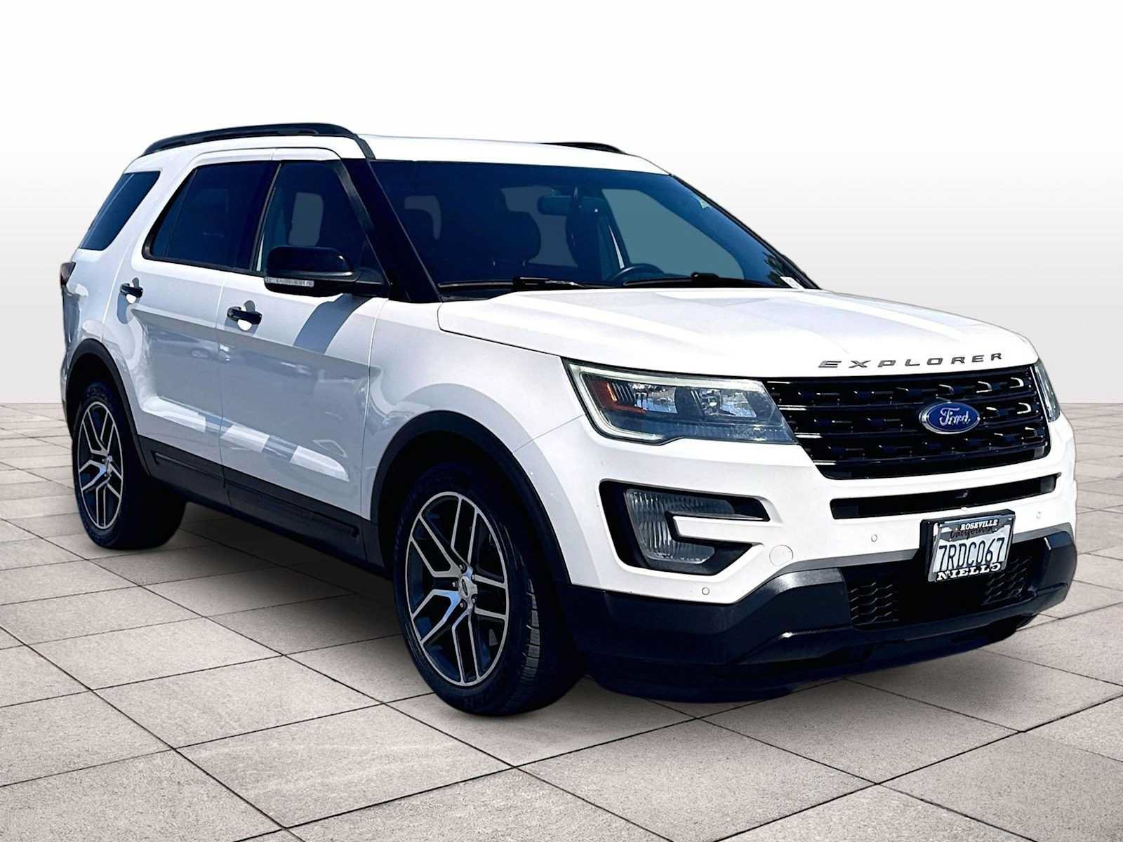 Used 2016 Ford Explorer Sport w/ Equipment Group 401A AWD/4WD image 2