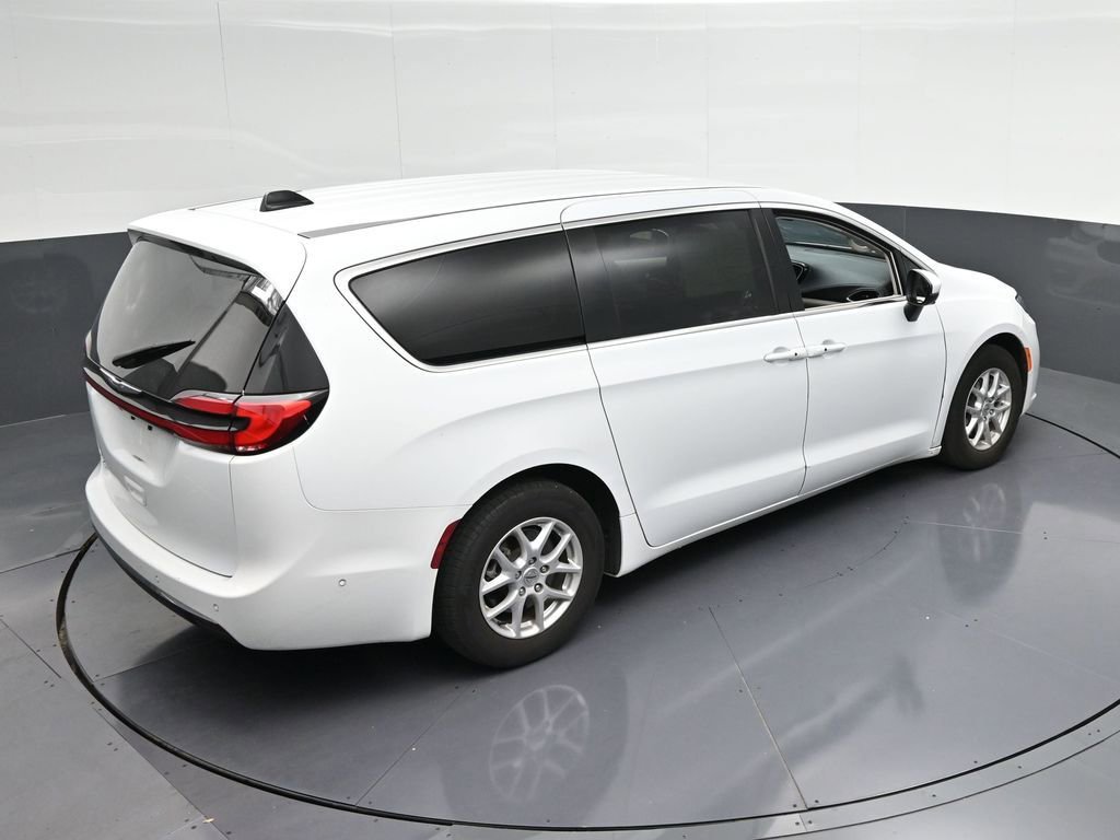 Used 2023 Chrysler Pacifica Touring-L FWD image 24