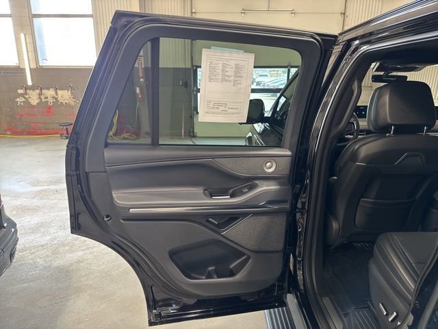 Used 2025 Lincoln Navigator Reserve w/ Jet Appearance Package image 11