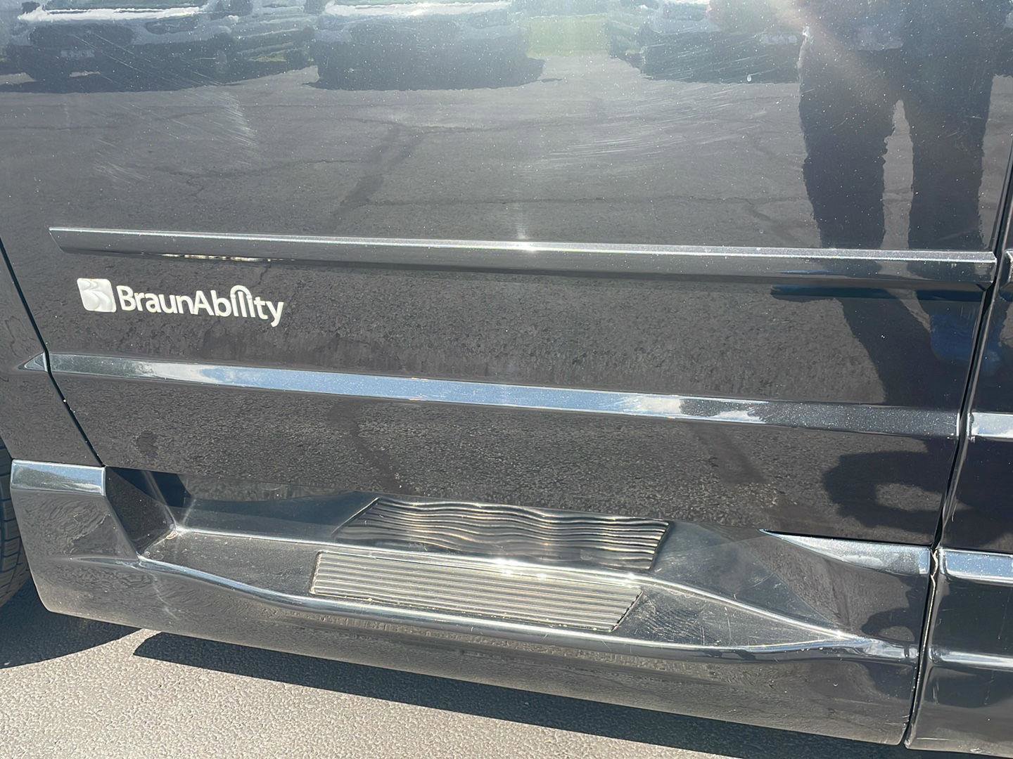 Used 2017 Dodge Grand Caravan SXT w/ Rear Park Assist Package FWD image 32