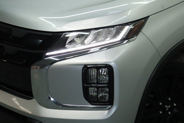 Used 2023 Mitsubishi Outlander Sport LE AWD/4WD image 2