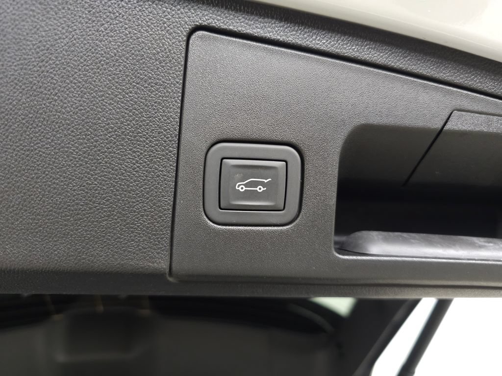 Used 2025 Cadillac XT4 Sport FWD image 9