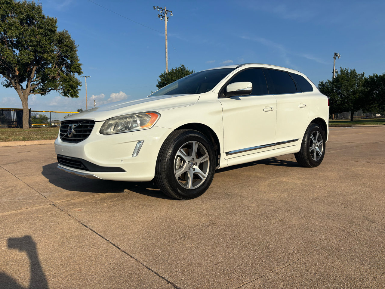 Used 2015 Volvo XC60 T6 w/ Proximity Package image 2