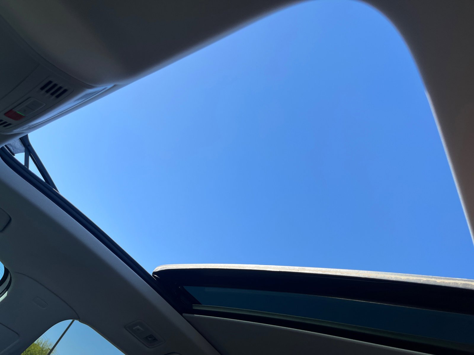 Used 2023 Volkswagen Taos SE w/ Panoramic Sunroof Package FWD image 33