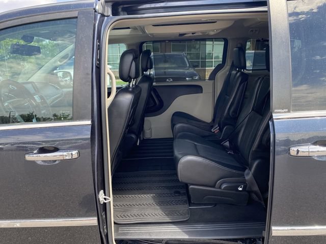 Used 2014 Chrysler Town & Country Touring-L w/ Driver Convenience Group FWD image 25