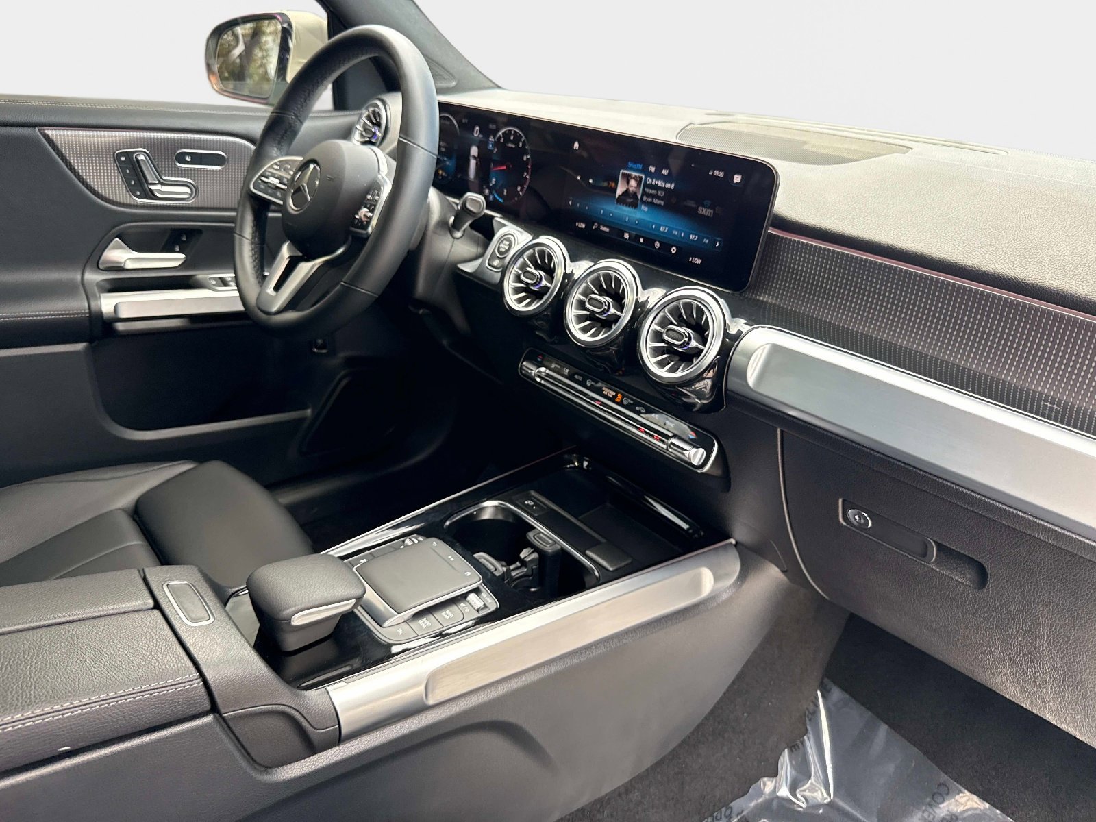 Used 2023 Mercedes-Benz GLB 250 4MATIC w/ Premium Package image 26