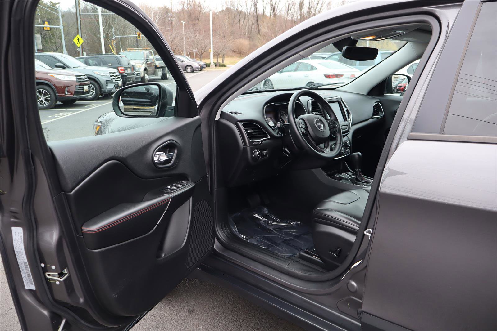 Used 2019 Jeep Cherokee Trailhawk image 11
