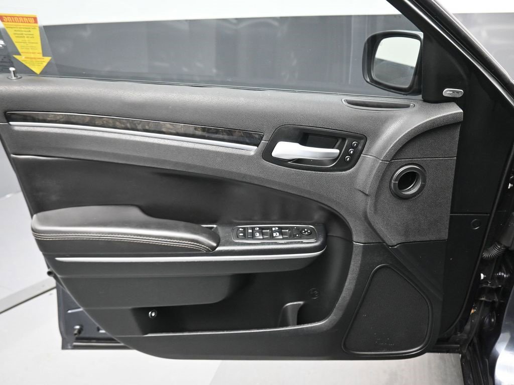 Used 2018 Chrysler 300 Limited image 9