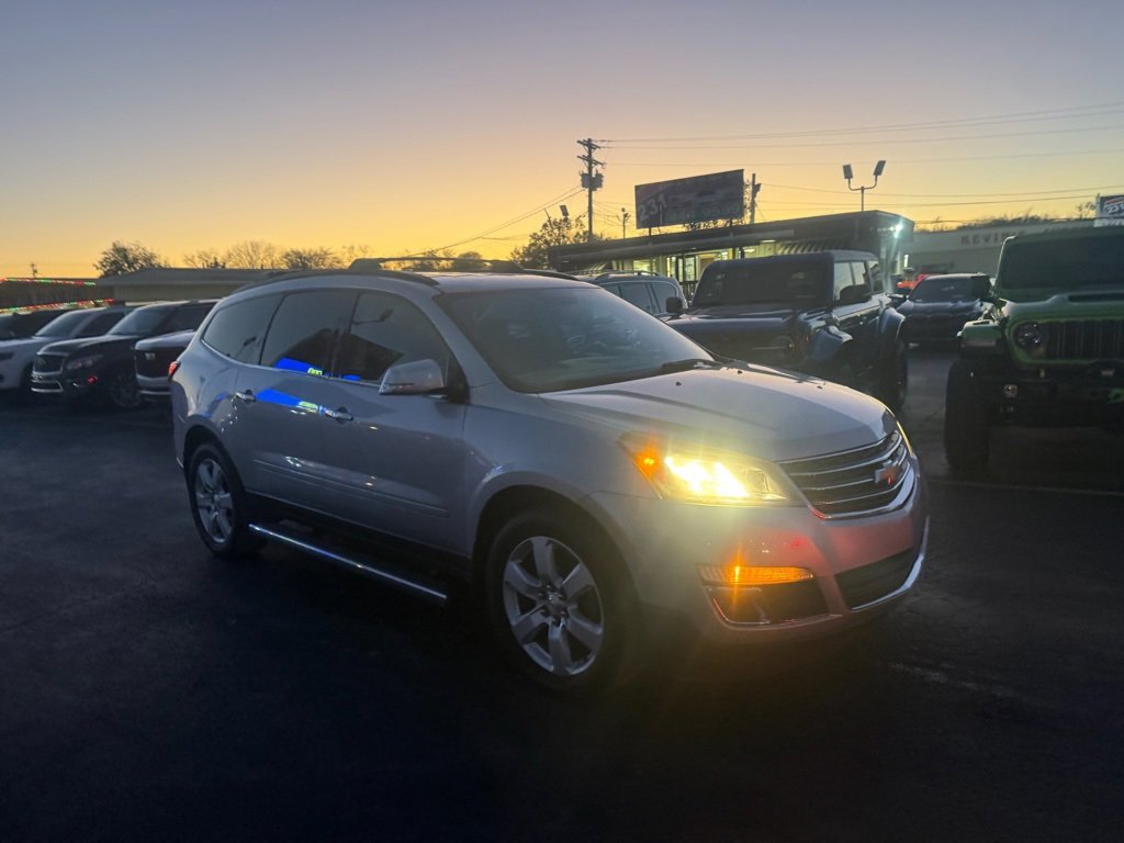 Used 2017 Chevrolet Traverse LT w/ Style and Technology Package image 3