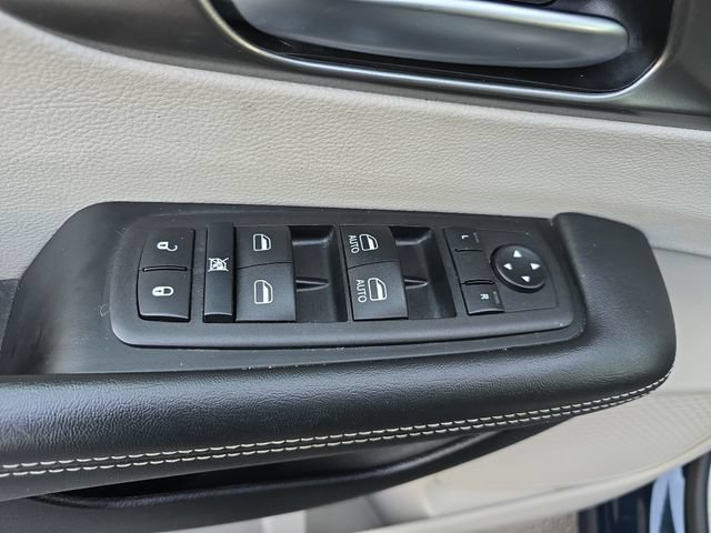 Used 2024 Chrysler Pacifica Touring-L FWD image 26