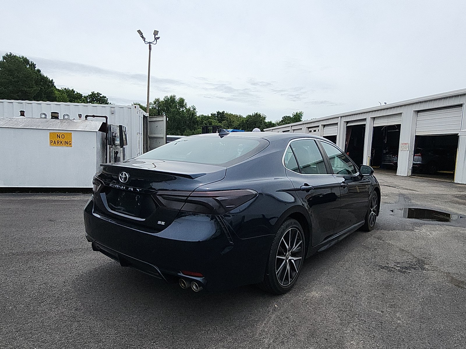 Used 2021 Toyota Camry SE w/ Convenience Package FWD image 5