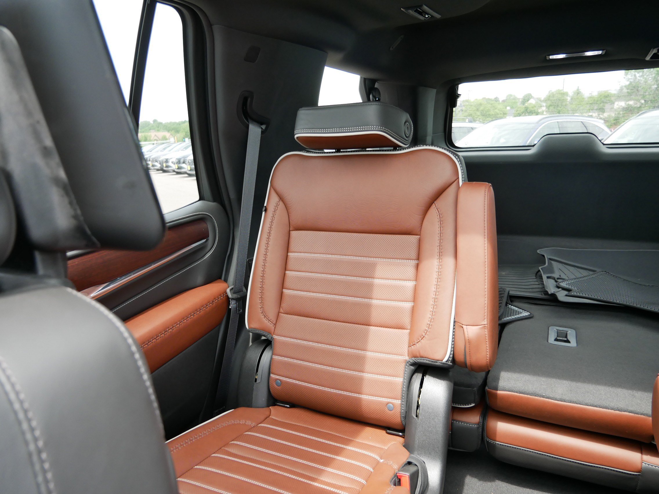 Used 2024 GMC Yukon Denali Ultimate AWD/4WD image 12