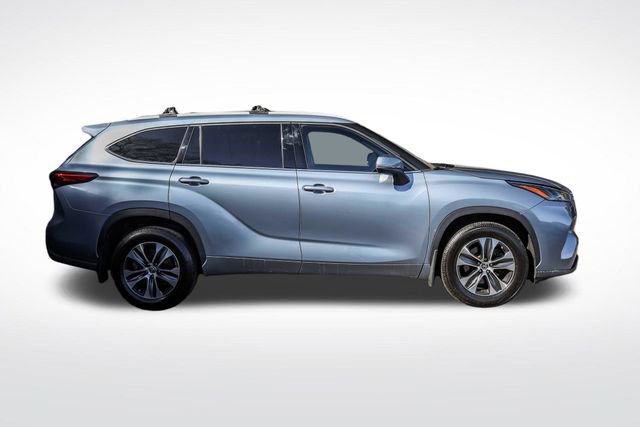 Used 2022 Toyota Highlander XLE AWD/4WD image 5