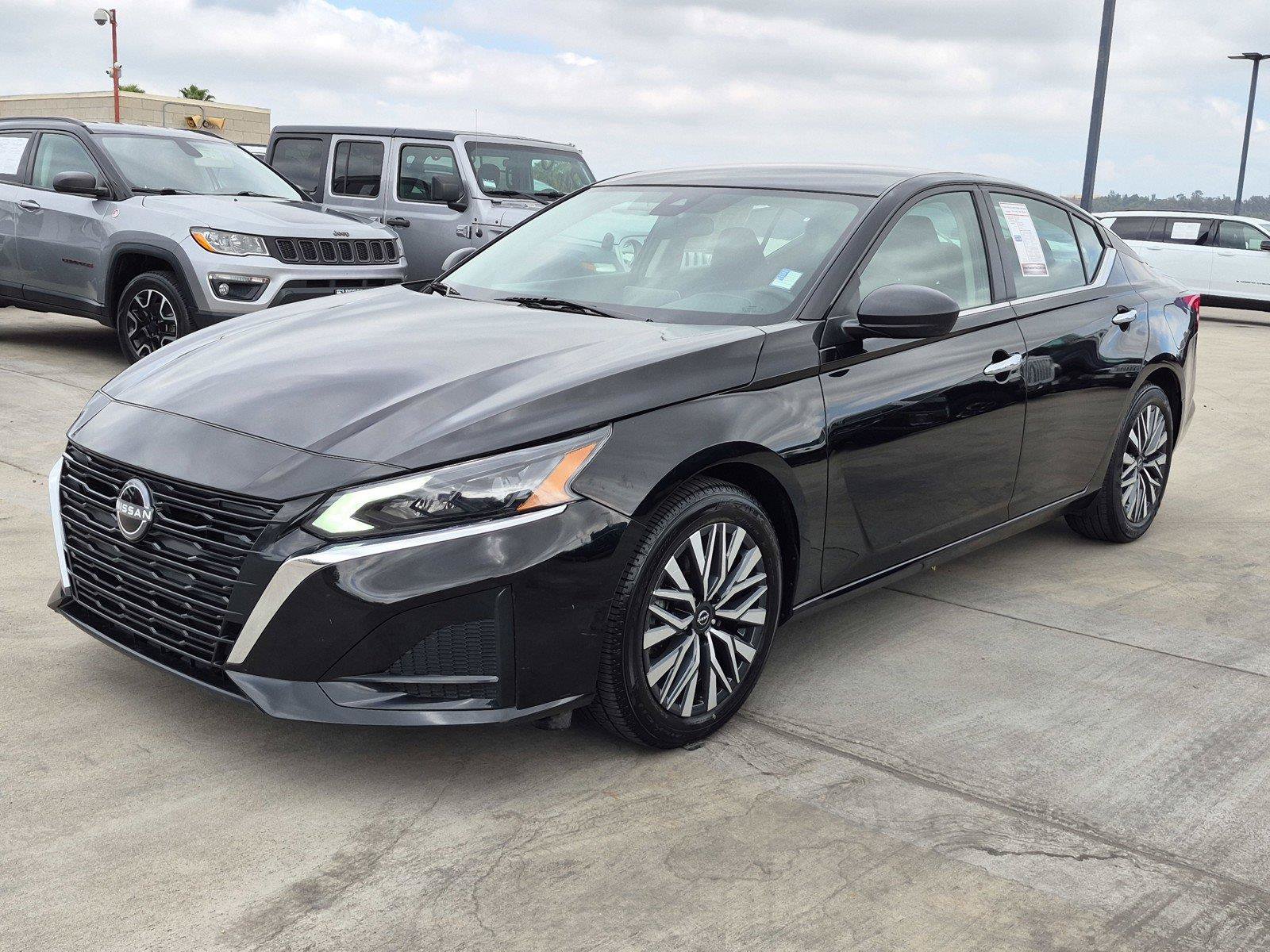 Used 2025 Nissan Altima 2.5 SV FWD image 3