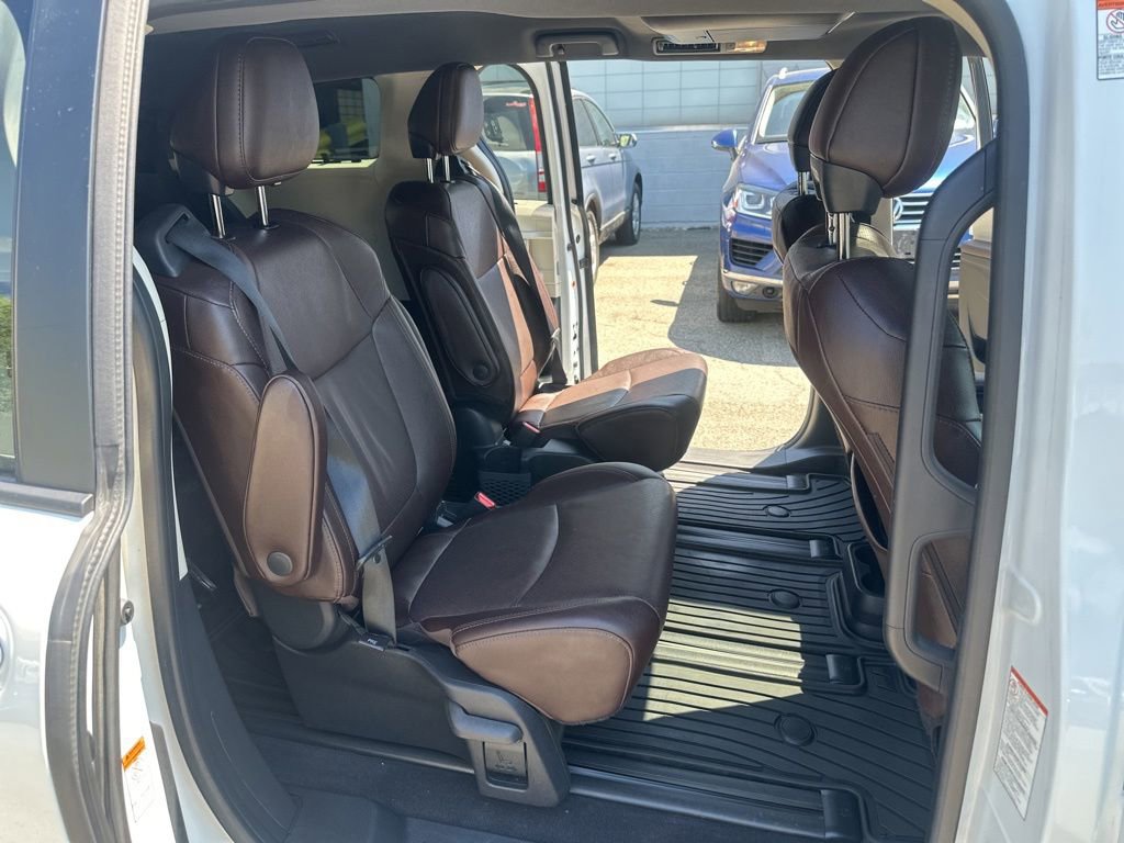 Used 2023 Toyota Sienna Platinum AWD/4WD image 29