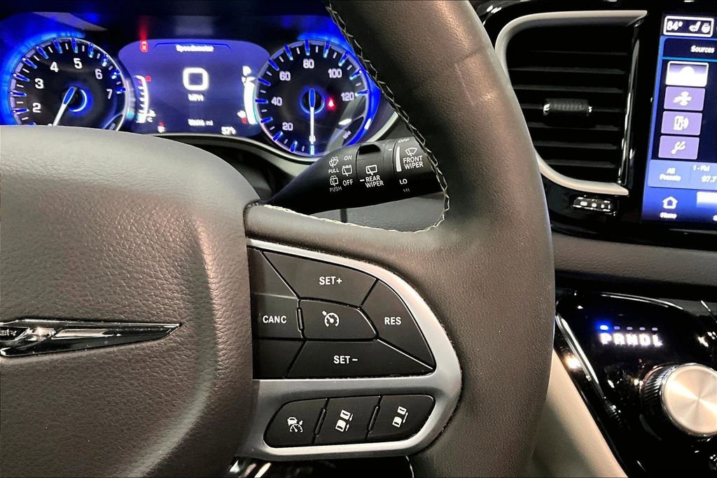 Used 2024 Chrysler Pacifica Touring-L image 12