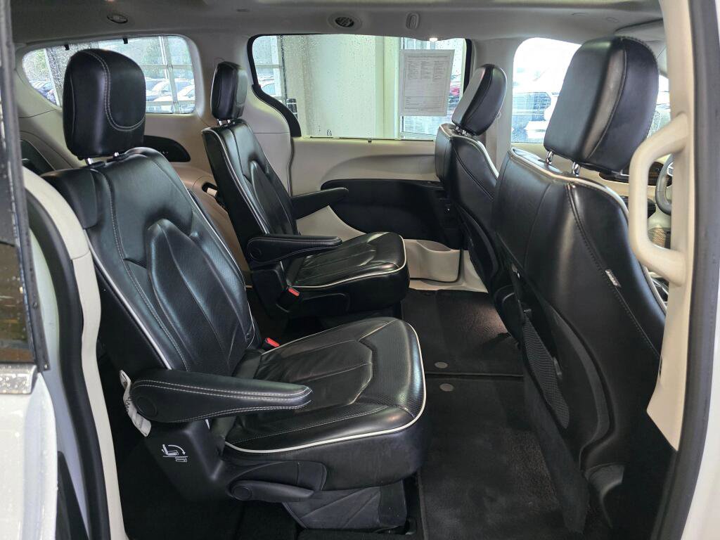 Used 2022 Chrysler Pacifica Limited image 37