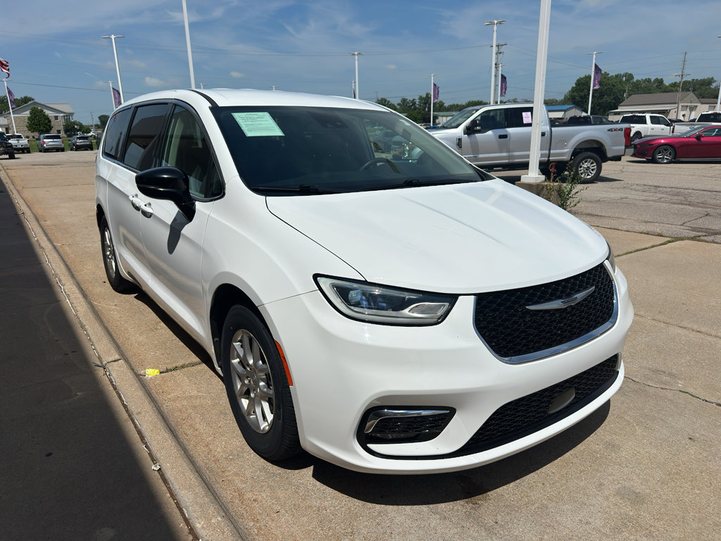 Used 2024 Chrysler Pacifica Touring-L FWD image 2