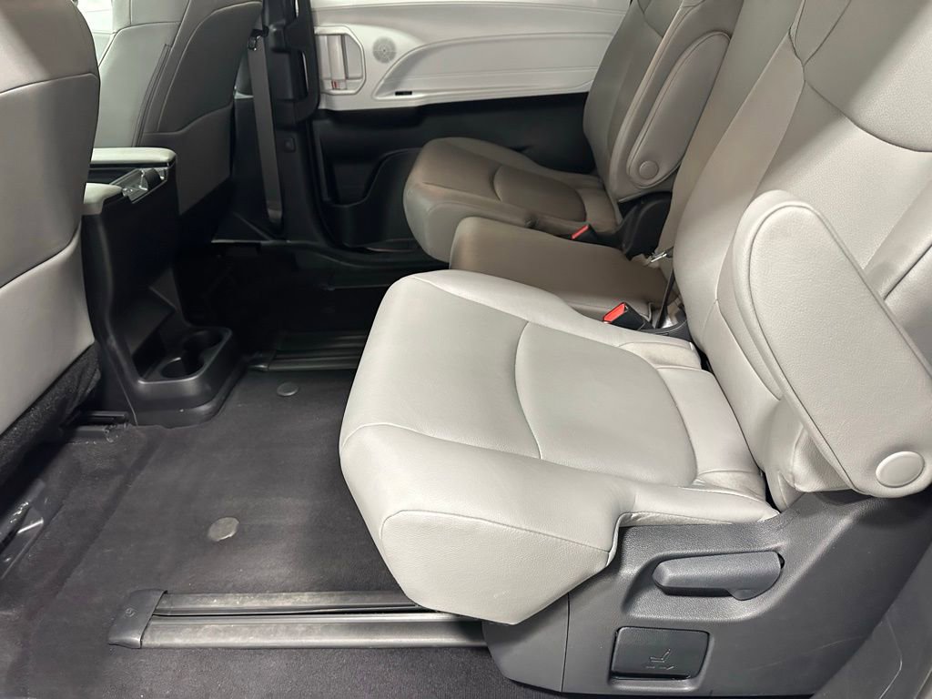 Used 2025 Toyota Sienna XLE image 48