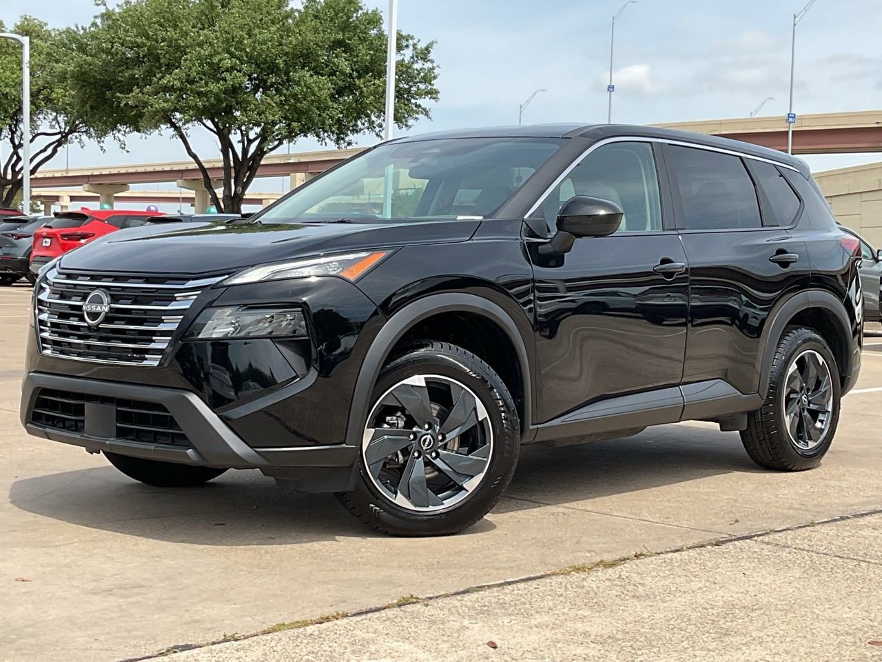 Used 2025 Nissan Rogue SV FWD image 2