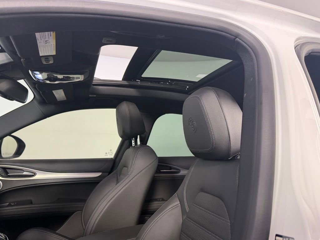 Used 2024 Alfa Romeo Stelvio Veloce image 27