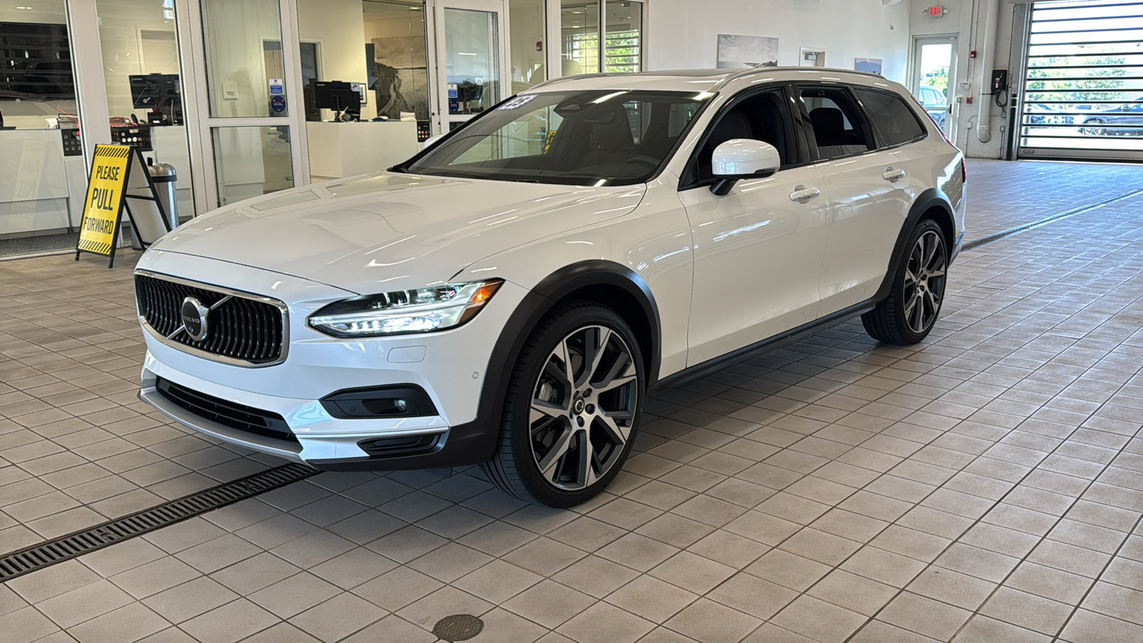Certified 2025 Volvo V90 B6 Cross Country Ultra w/ Protection Package Premier AWD/4WD image 9