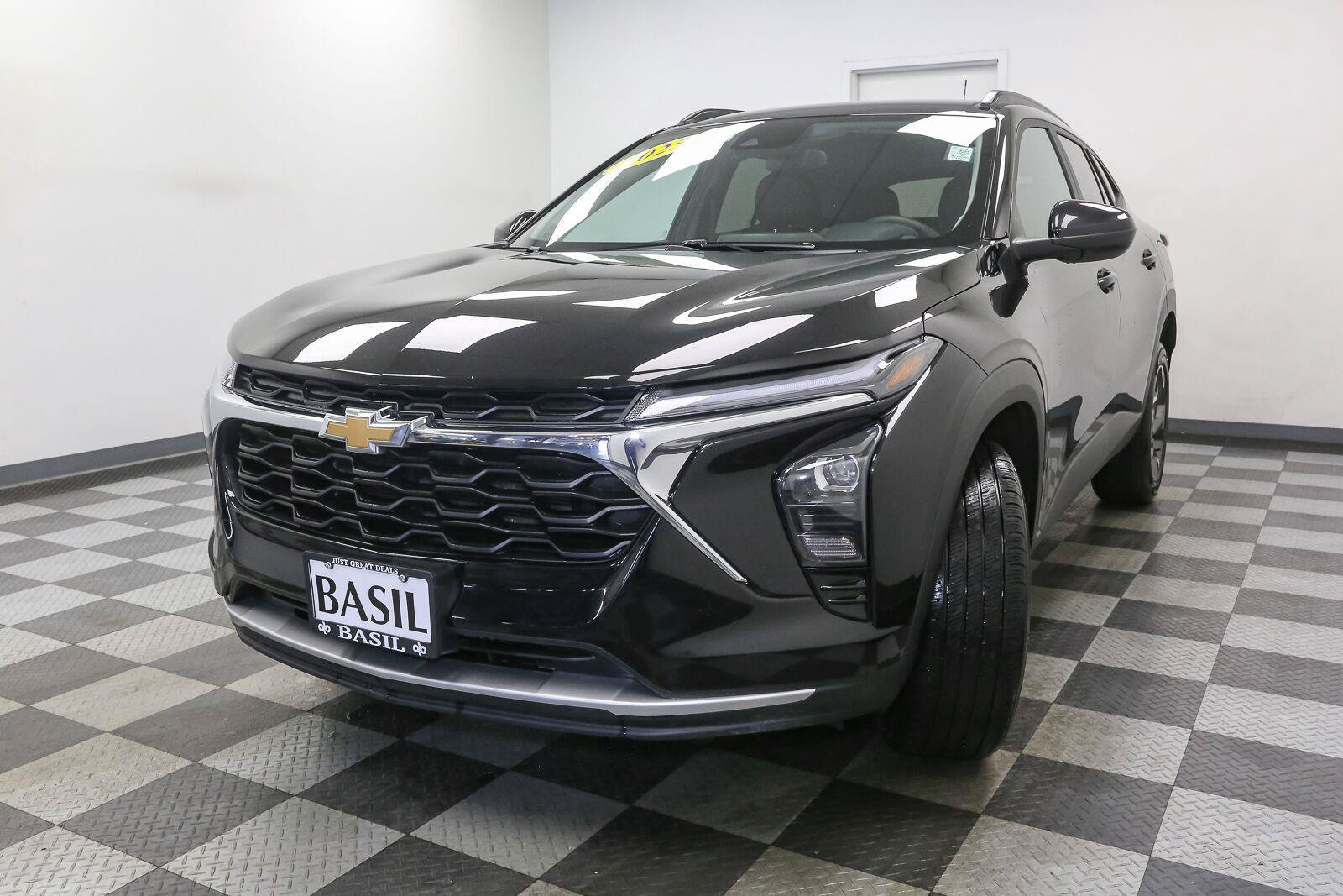 Used 2025 Chevrolet Trax LT FWD image 4