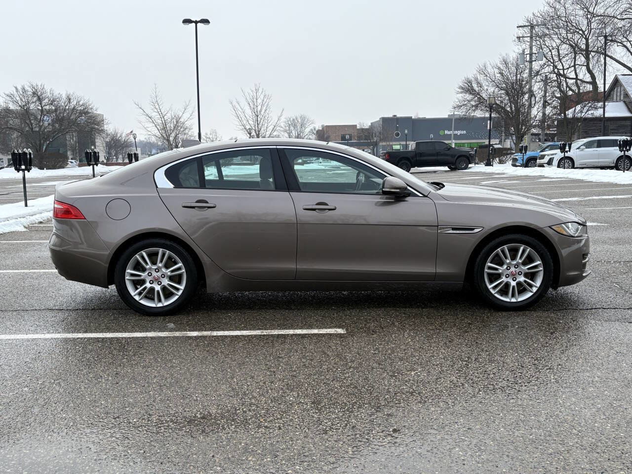 Used 2017 Jaguar XE Premium image 8