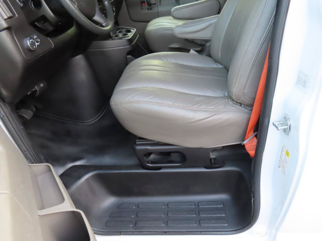 Used 2018 Chevrolet Express 2500 w/ Driver Convenience Package RWD image 21