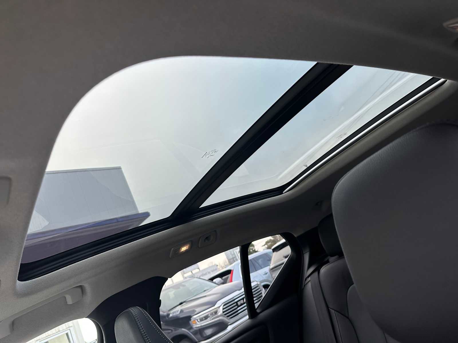 Used 2025 Volvo XC40 B5 Ultra w/ Climate Package image 23