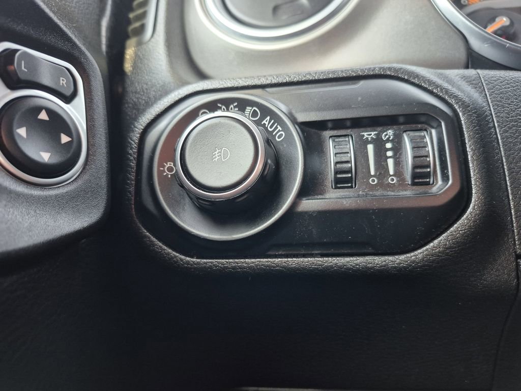 Used 2018 Jeep Wrangler Unlimited Sahara image 26