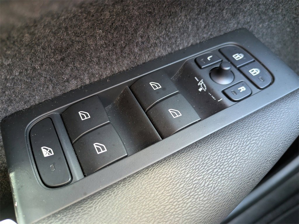 Certified 2025 Volvo XC40 B5 Core image 23