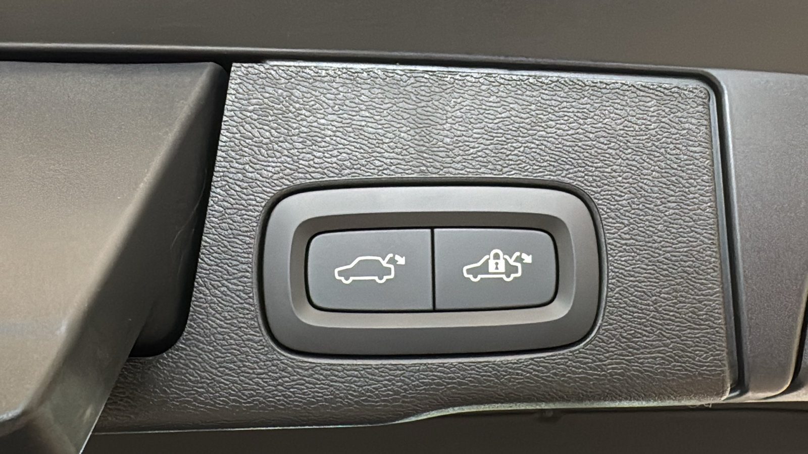 New 2027 Volvo XC60 B5 Plus AWD/4WD image 30