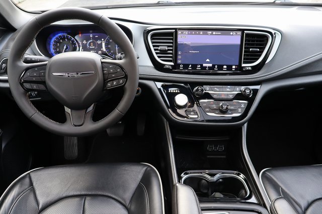 Used 2025 Chrysler Pacifica Limited image 6