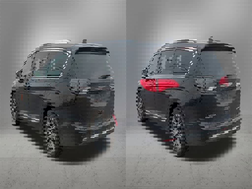 Used 2017 Chrysler Pacifica Limited image 4