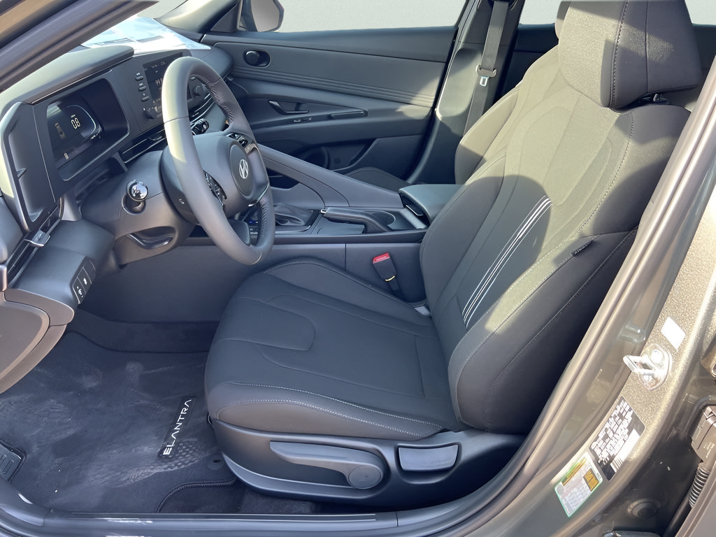 Used 2025 Hyundai Elantra Sport FWD image 18