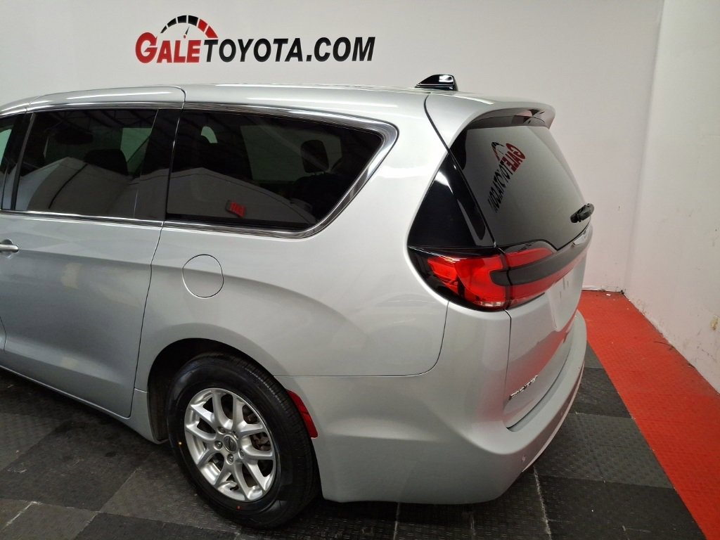Used 2024 Chrysler Pacifica Touring-L image 5