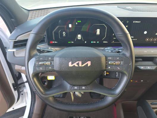 Certified 2025 Kia EV9 Land image 13