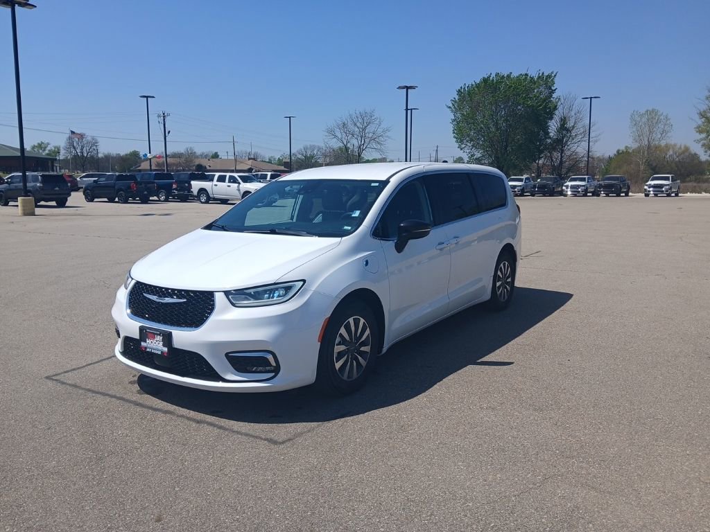 Used 2024 Chrysler Pacifica Select image 4