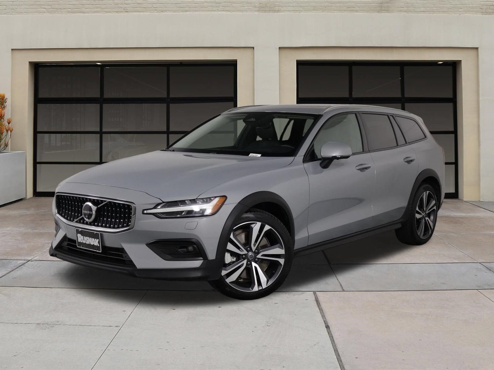 Certified 2025 Volvo V60 B5 Cross Country Plus AWD/4WD image 3