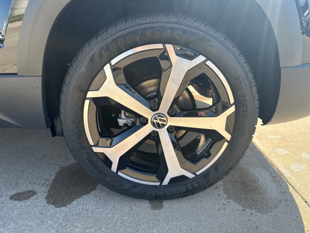 New 2025 Volkswagen Taos SEL image 10