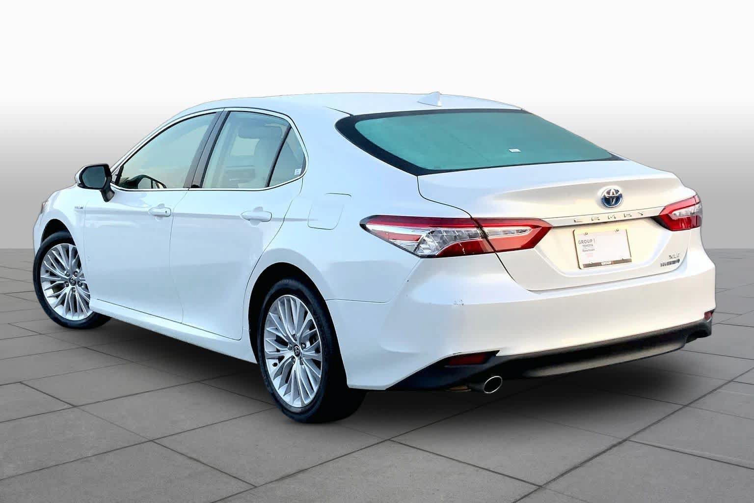 Used 2020 Toyota Camry XLE w/ Sunroof Package FWD image 12