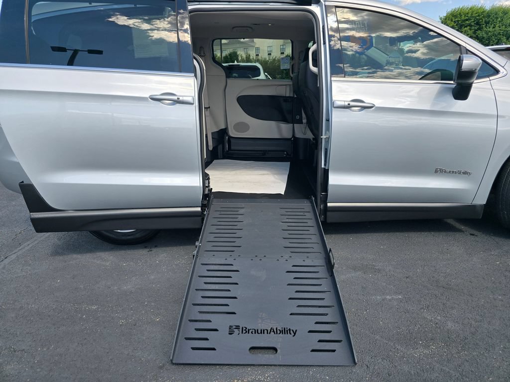 Used 2023 Chrysler Pacifica Touring-L FWD image 14