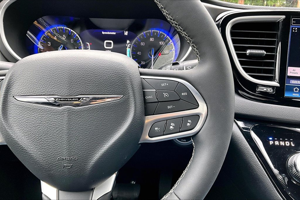 Used 2026 Chrysler Pacifica Select FWD image 7