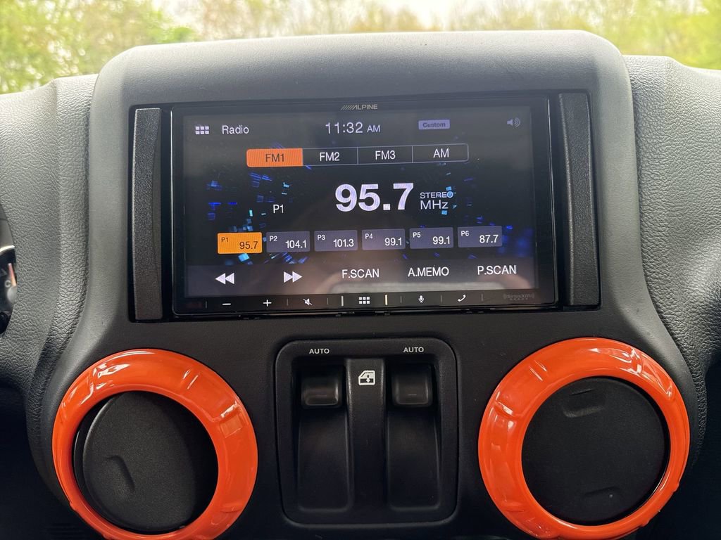 Used 2017 Jeep Wrangler Sahara AWD/4WD image 16