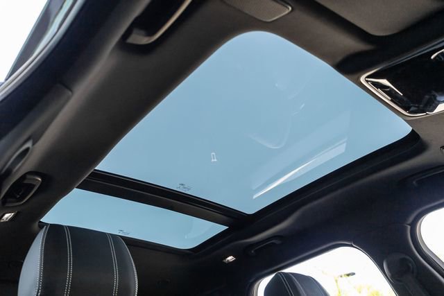 Used 2022 Land Rover Range Rover Velar R-Dynamic S image 14